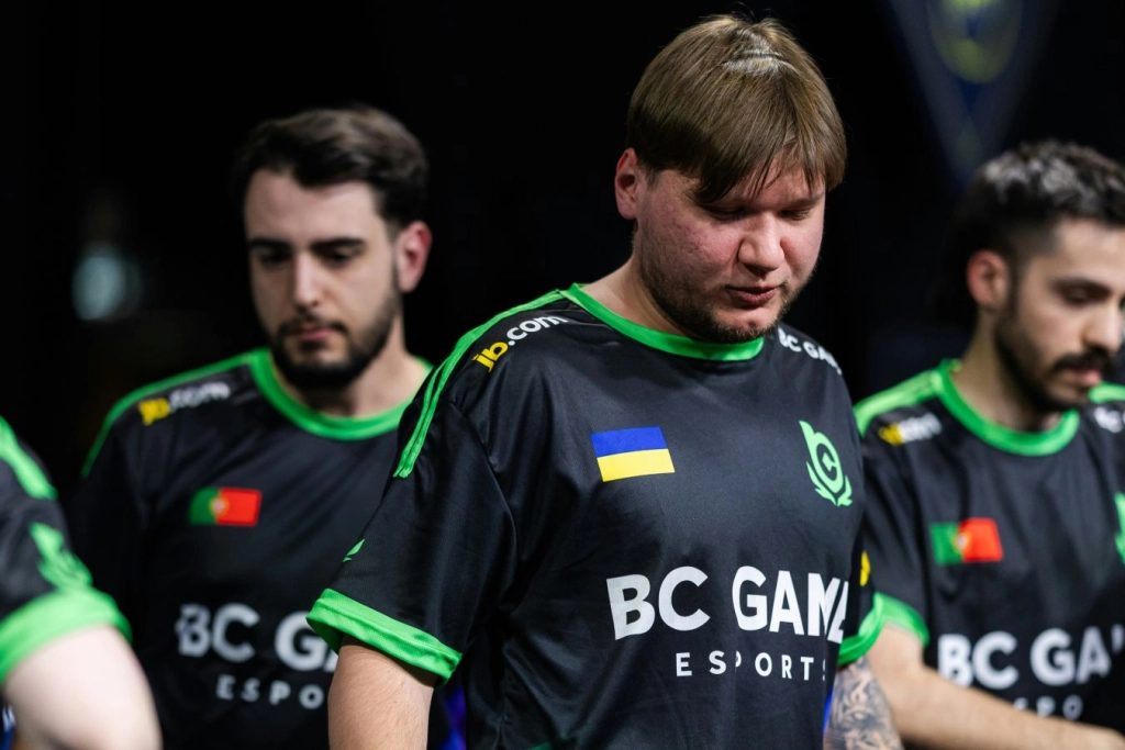 Українські гравці команди B8 Esports на турнірі IEM Krakow 2026 у формі з прапором України
