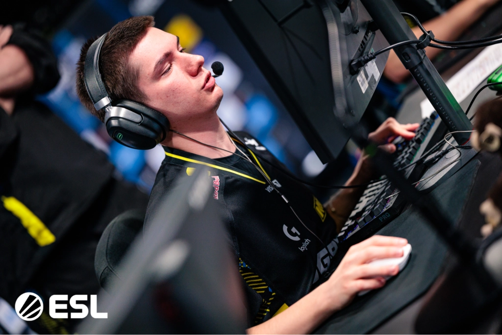 Гравець у навушниках зосереджено грає в Counter-Strike на турнірі IEM Krakow 2026