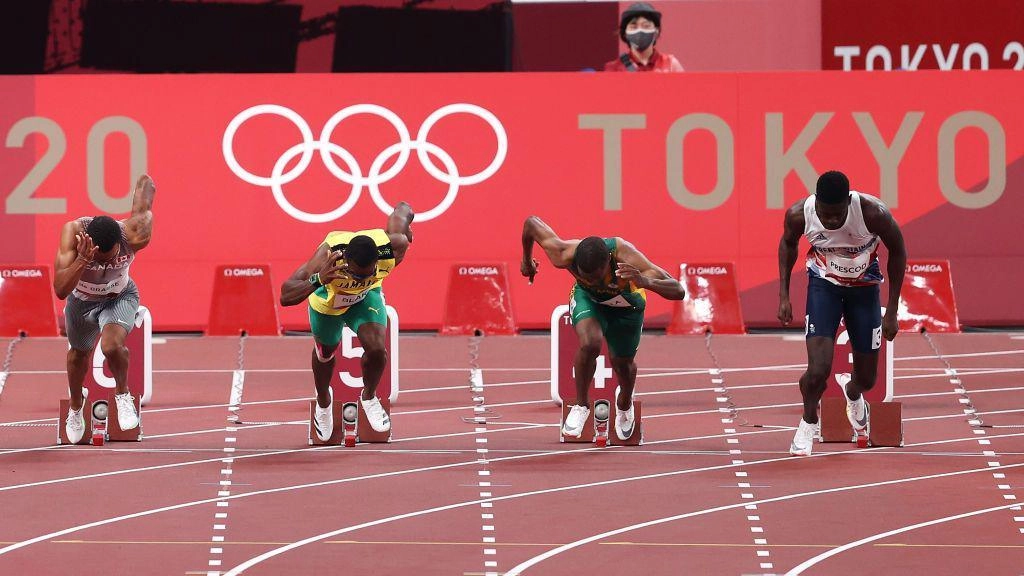 Спортсмени стартують на біговій доріжці під час Олімпійських ігор у Токіо 2020, змагання з бігу на 100 метрів