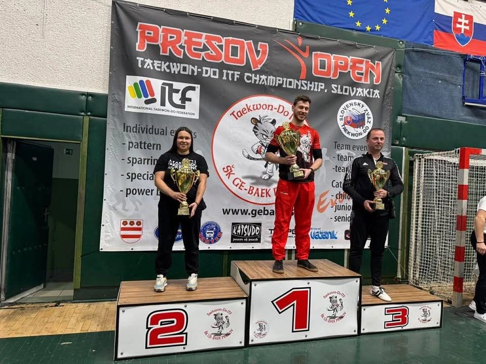 Спортсмени на п'єдесталі пошани з кубками на турнірі Presov Open у Словаччині