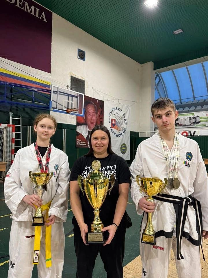 Троє спортсменів з команди FightBack Team з кубками на турнірі Presov Open у Словаччині
