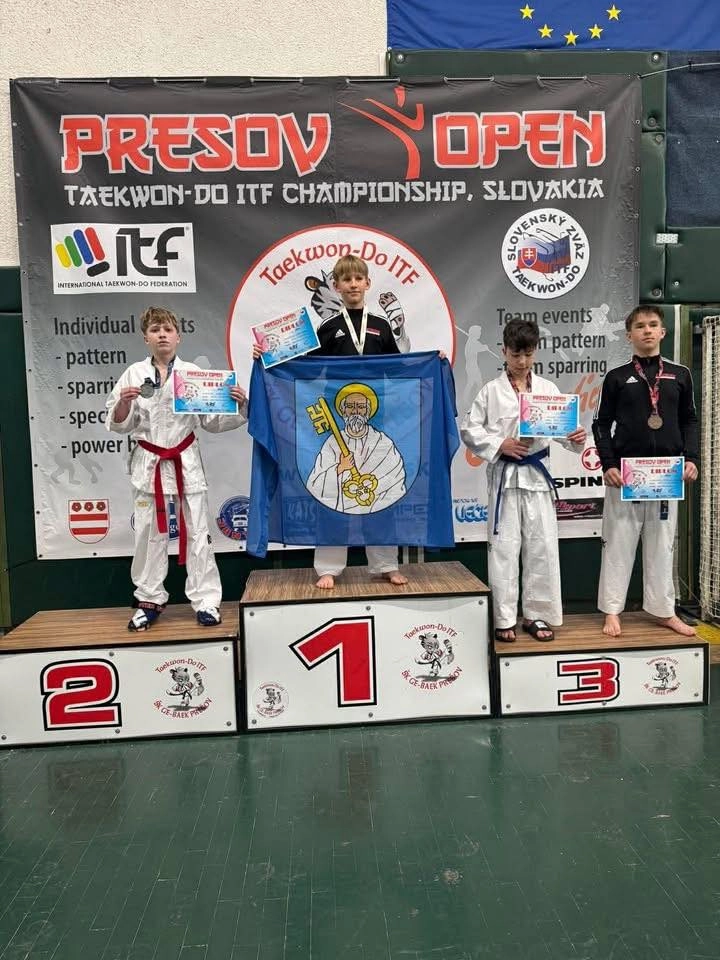 Спортсмени на п'єдесталі пошани турніру Presov Open з прапором команди FightBack Team