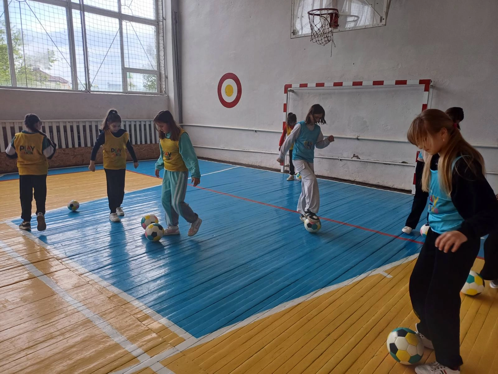 Юні футболістки тренуються в залі на занятті UEFA Playmakers у Зборові, Тернопільщина
