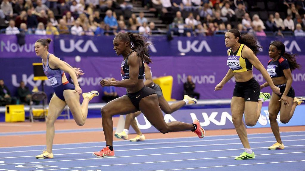 Атлетки змагаються у бігу на 800 метрів на чемпіонаті Великобританії з легкої атлетики в Бірмінгемі
