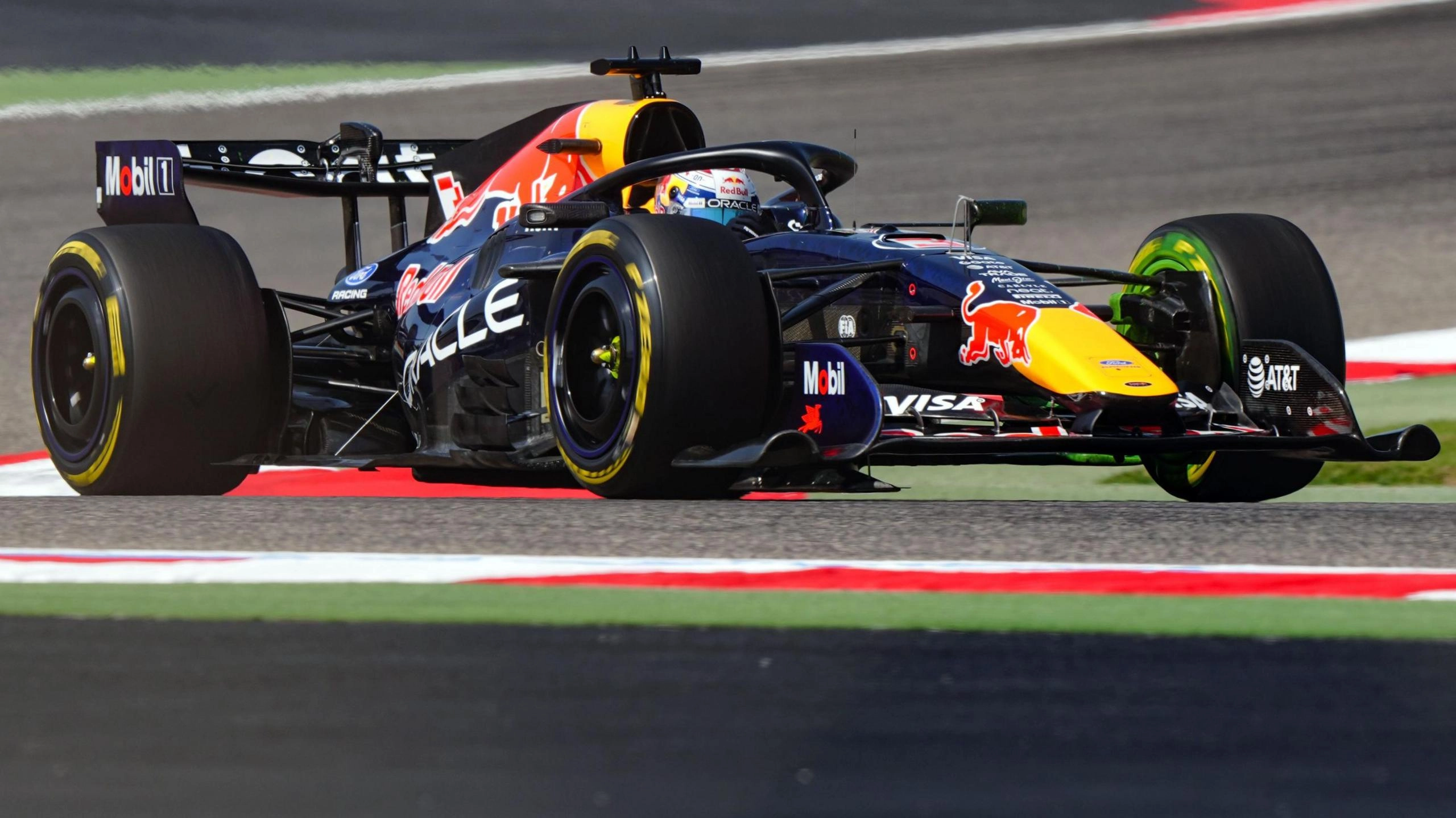 Болід Red Bull на трасі під час передсезонних тестів у Бахрейні, демонструючи швидкість і маневреність