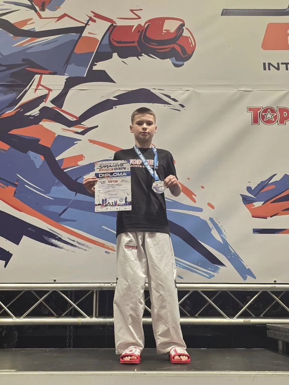 Спортсмен у кімоно з медаллю та дипломом на турнірі Sarajevo Open 2026 у Сараєво