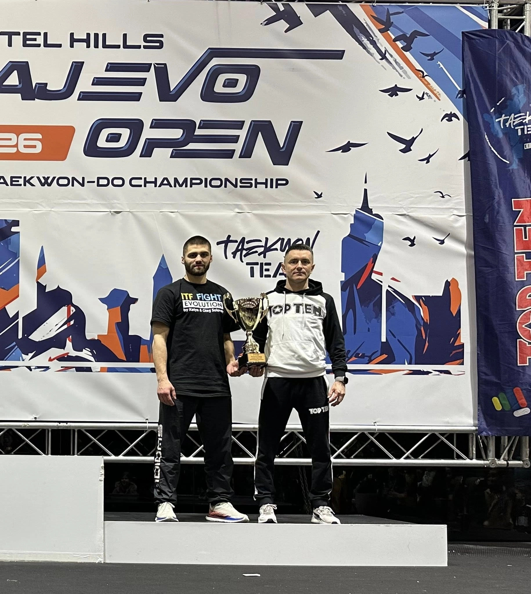 Двоє чоловіків на сцені з кубком на турнірі Sarajevo Open 2026 у Сараєво, Боснія та Герцеговина