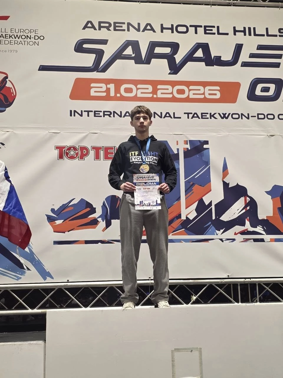 Спортсмен з медаллю та дипломом на фоні банера турніру Sarajevo Open 2026 у Сараєво