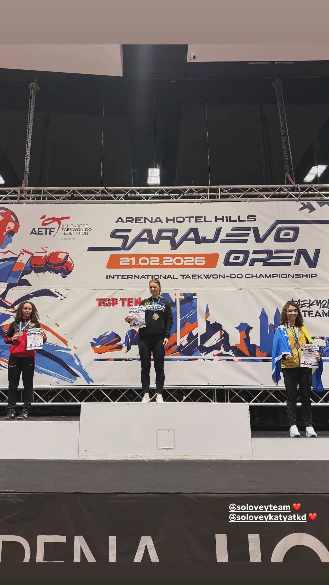 Три спортсменки на п'єдесталі пошани турніру Sarajevo Open 2026 з нагородами на сцені Arena Hotel Hills