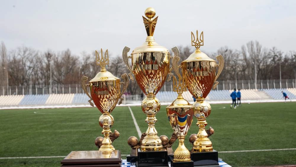 Кубки на футбольному полі під час церемонії нагородження Кубка Південного регіону в Миколаєві