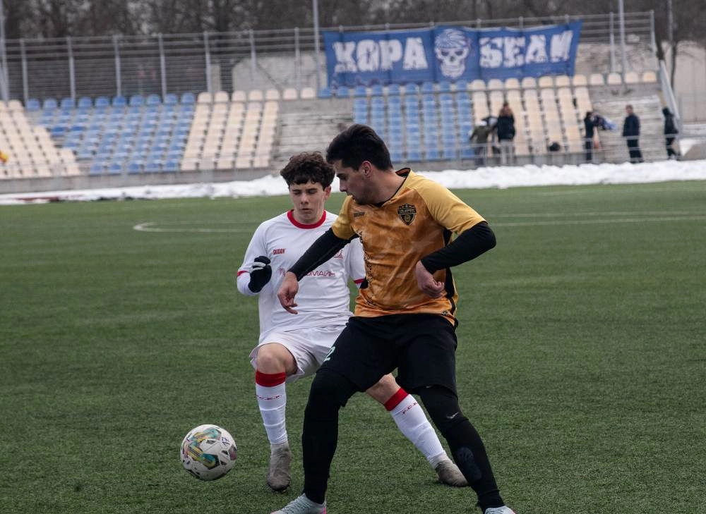 Футболісти команд СДЮСШОР «Миколаїв» U-19 та «Рятівник» під час фінального матчу на полі