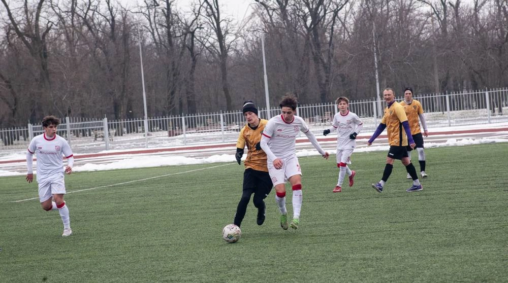 Футболісти СДЮСШОР «Миколаїв» U-19 у боротьбі за м'яч під час фінального матчу Кубка Південного регіону