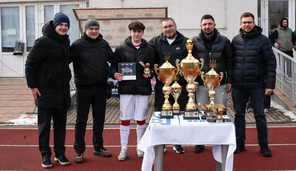 Футболіст СДЮСШОР «Миколаїв» U-19 з тренерами та трофеями після перемоги в Кубку Південного регіону