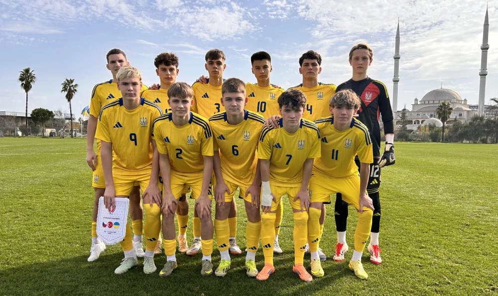 Юнацька збірна України U-16 у жовтій формі перед матчем на турнірі в Антальї, Туреччина
