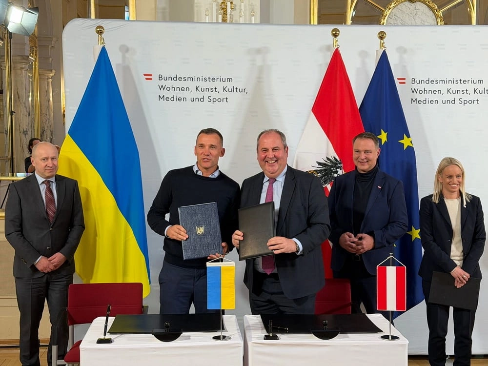 Андрій Шевченко підписує угоду з представником Австрійського футбольного союзу у Відні