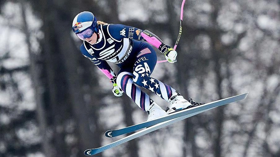 Лижниця в польоті під час змагань на зимових Олімпійських іграх у Мілані-Кортіні 2026 року
