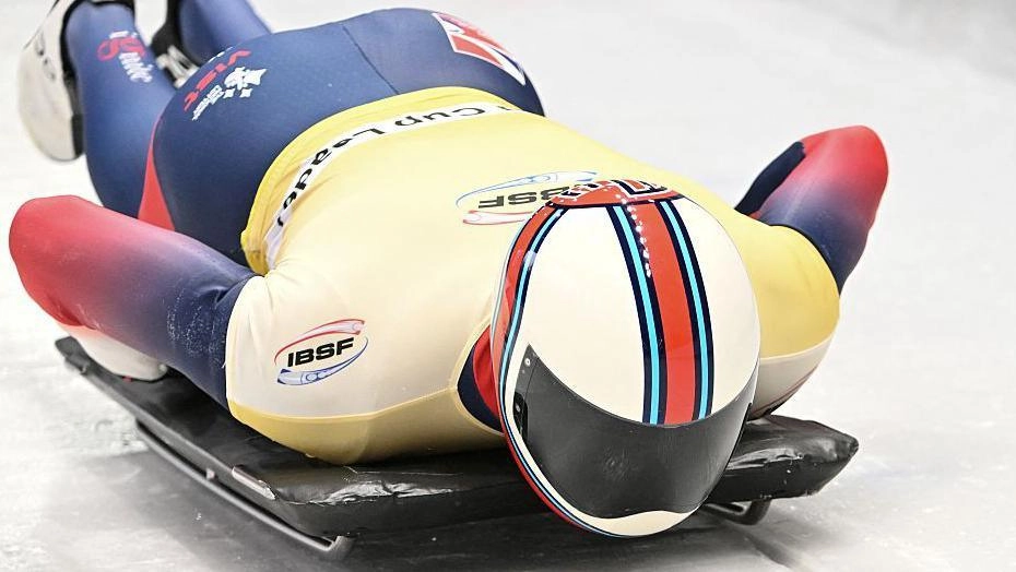 Спортсмен на санях під час змагань з скелетону на зимових Олімпійських іграх у Мілані-Кортіні