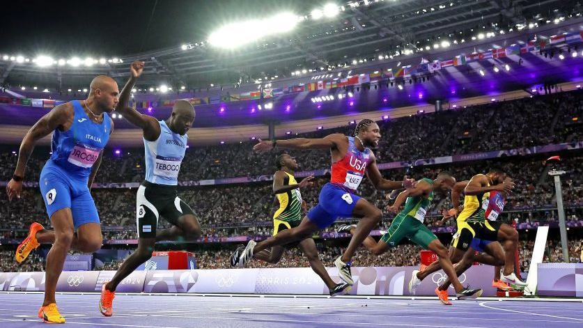 Атлети перетинають фінішну лінію в напруженому забігу на Олімпійських іграх у Парижі 2024 року