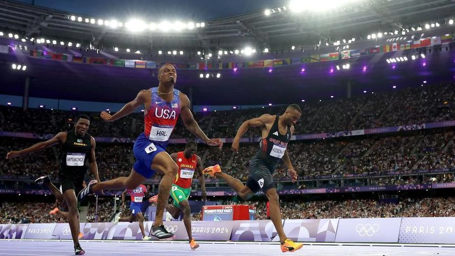 Атлети змагаються у фіналі бігу на 100 метрів на Олімпійських іграх у Парижі 2024 року