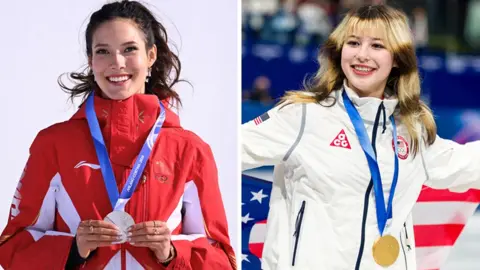 Дві спортсменки з медалями на зимових Олімпійських іграх, одна в червоній формі, інша в білій