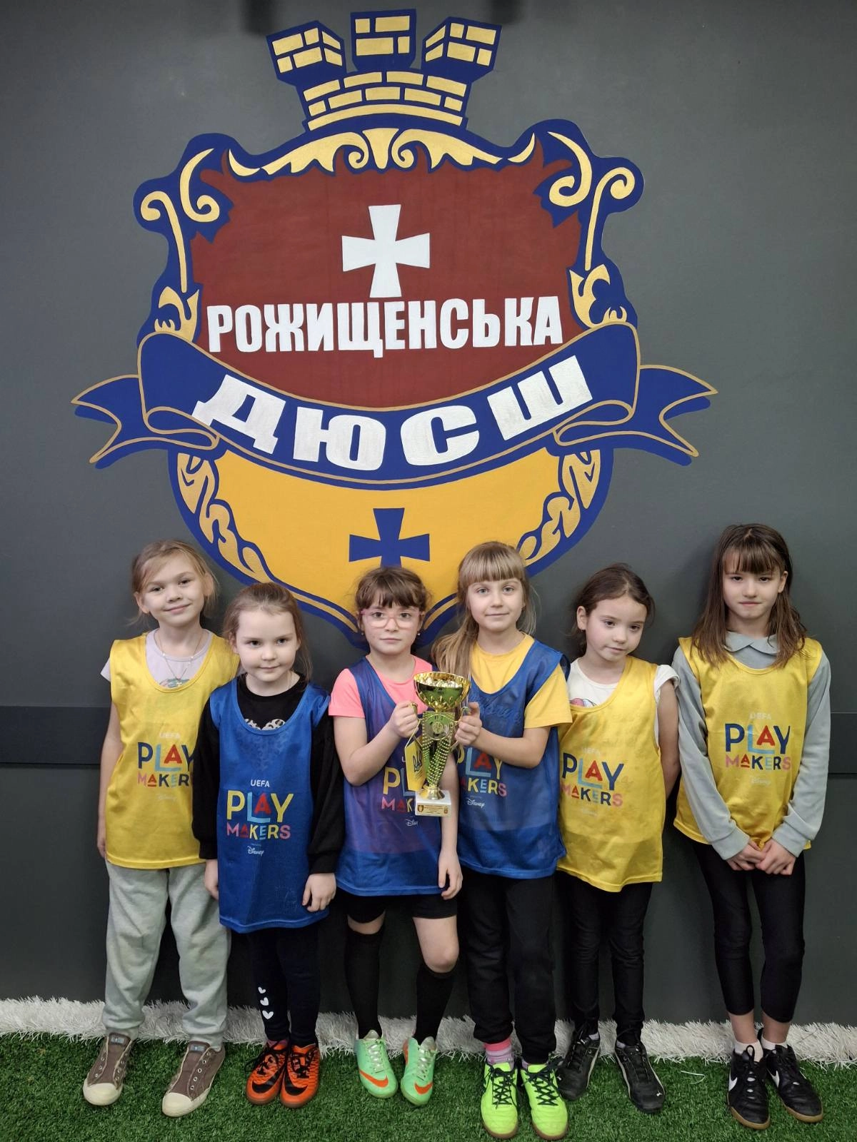 Дівчатка з трофеєм на тренуванні UEFA Playmakers у рожищенській ДЮСШ, Волинська область