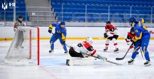 Хокеїсти у синьо-жовтій формі атакують ворота суперника на льодовій арені під час матчу