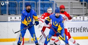 Хокеїсти юнацької збірної України та Данії на льодовому полі під час матчу Турніру Трьох Націй
