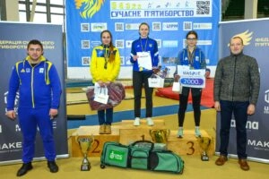 Спортсменки на п'єдесталі пошани з медалями та нагородами на Зимовому Чемпіонаті України U19