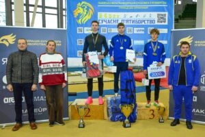 Спортсмени на п'єдесталі пошани з медалями на Зимовому Чемпіонаті України, категорія U19