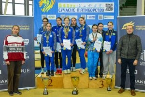 Спортсменки на п'єдесталі пошани з медалями та дипломами після Зимового Чемпіонату України U19