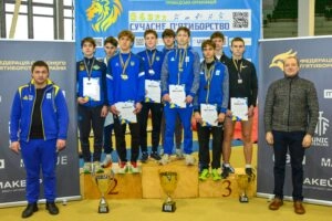 Чоловіча команда переможців на п'єдесталі Зимового Чемпіонату України з медалями та грамотами