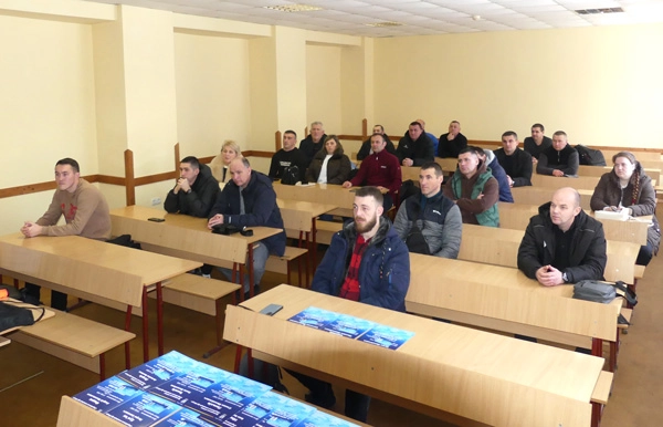 Учителі фізичної культури на курсах підвищення кваліфікації в Івано-Франківську сидять у класі