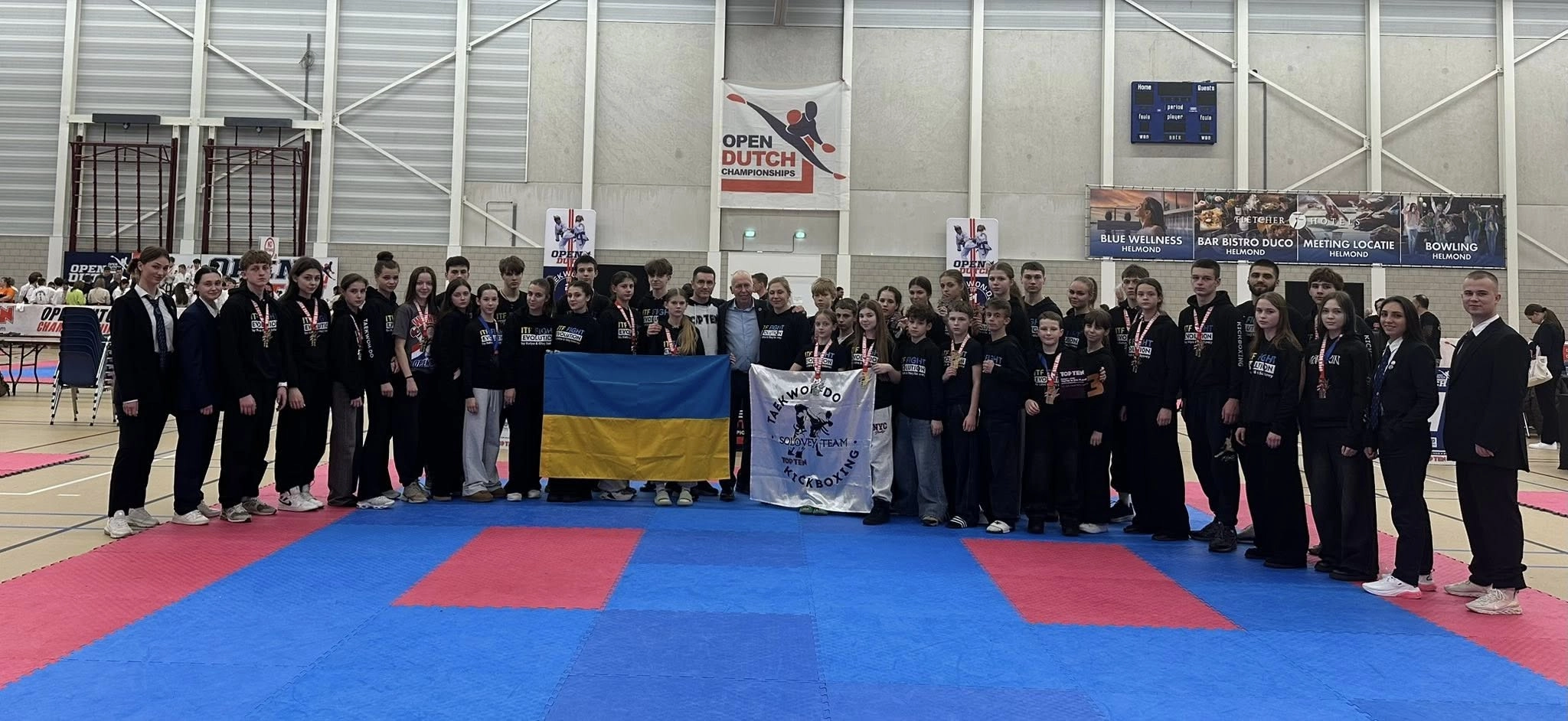 Українська команда з прапором на Open Dutch Championship 2026, святкує перемогу в командному заліку