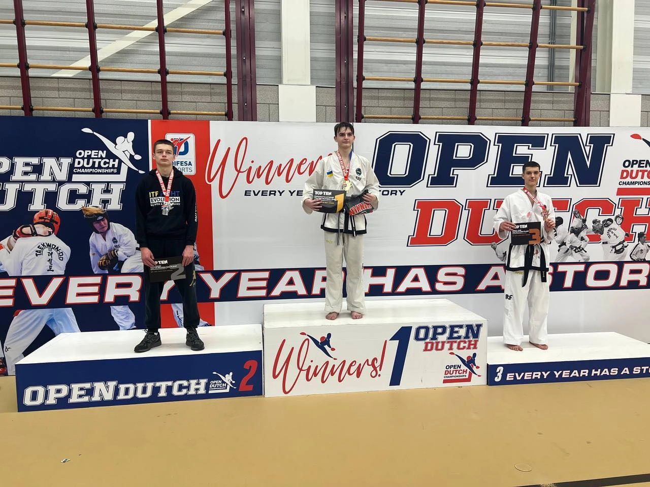 Спортсмени на п'єдесталі пошани Open Dutch Championship 2026 з медалями та нагородами