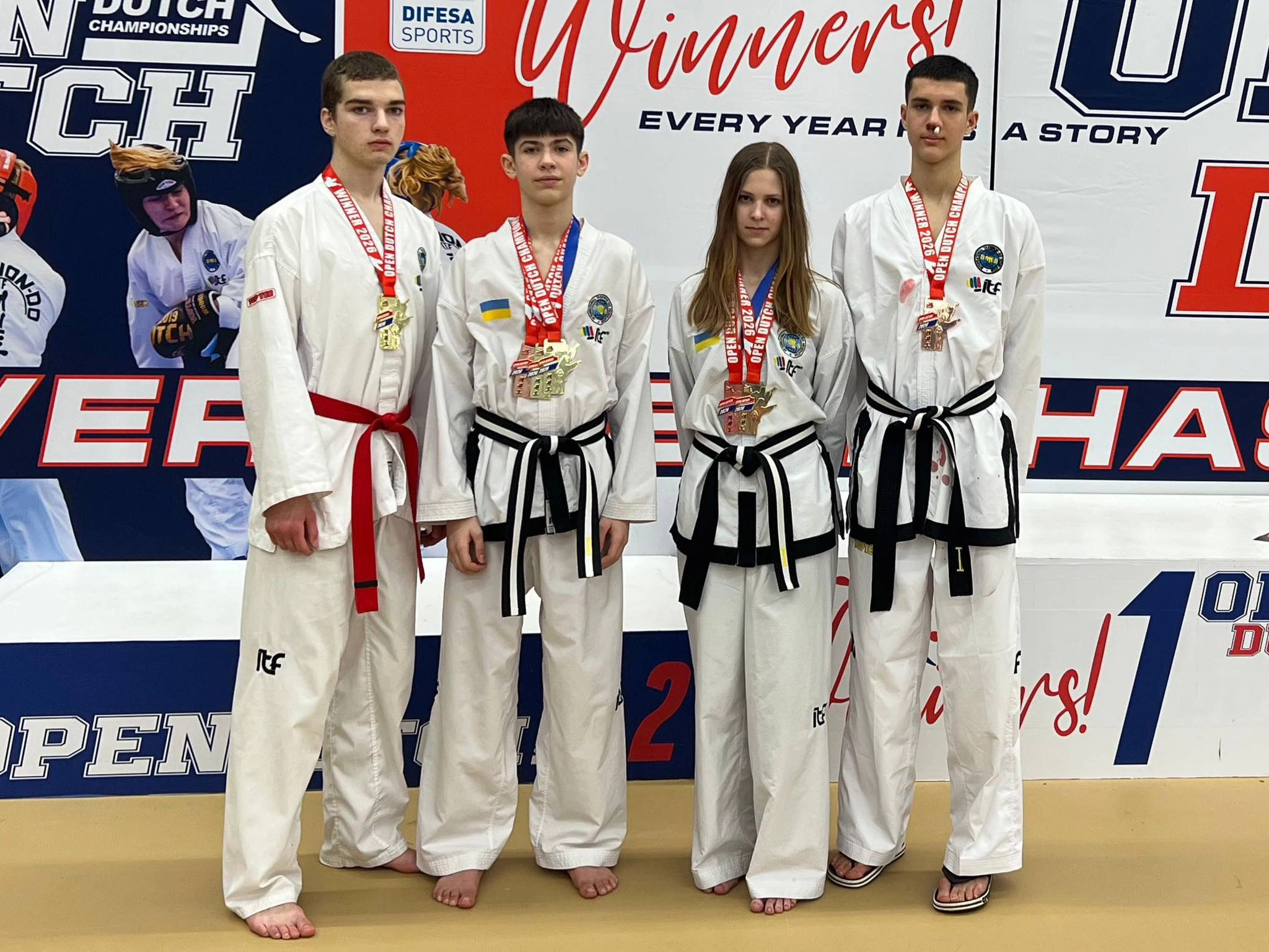 Чотири українські спортсмени у формі з медалями на Open Dutch Championship 2026 у Хелмонді