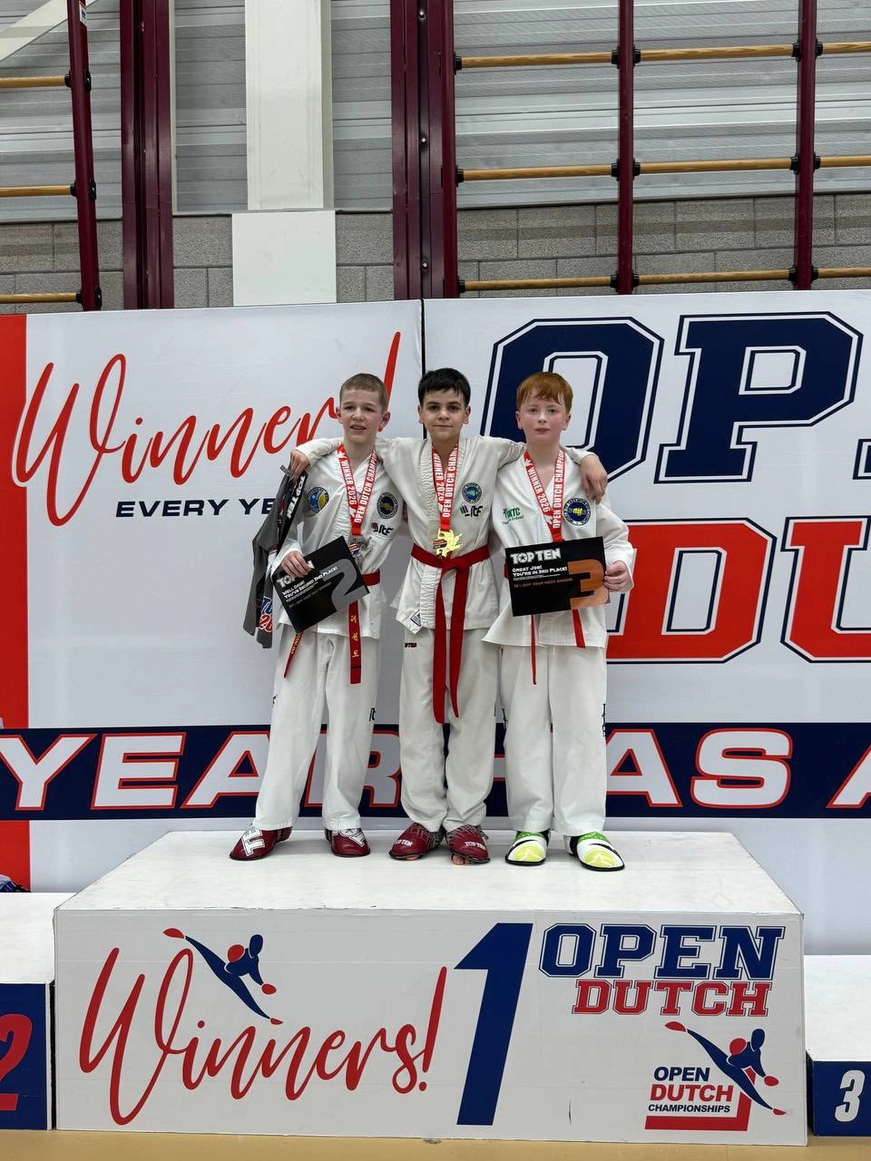 Три молоді спортсмени з медалями на п'єдесталі Open Dutch Championship 2026 у Нідерландах