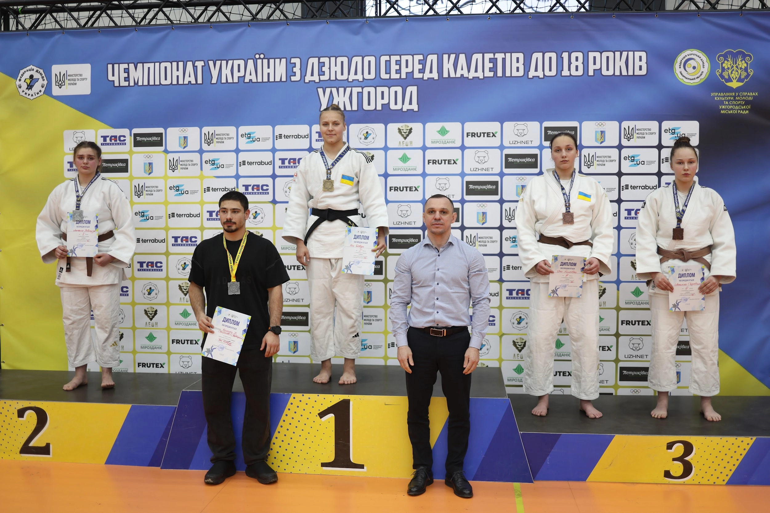 Спортсмени на п'єдесталі пошани після нагородження на чемпіонаті України з дзюдо серед кадетів в Ужгороді