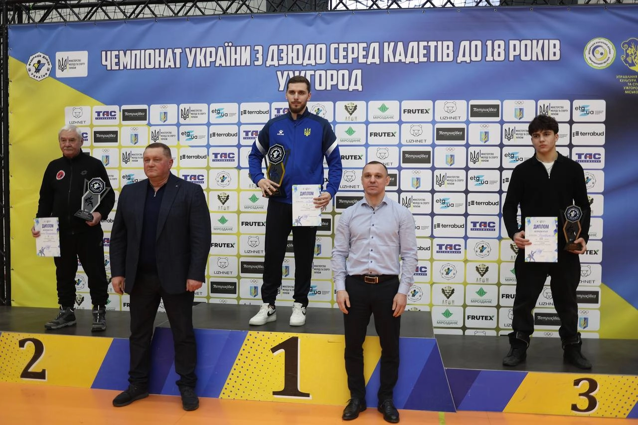 Переможці чемпіонату України з дзюдо серед кадетів на п'єдесталі пошани в Ужгороді