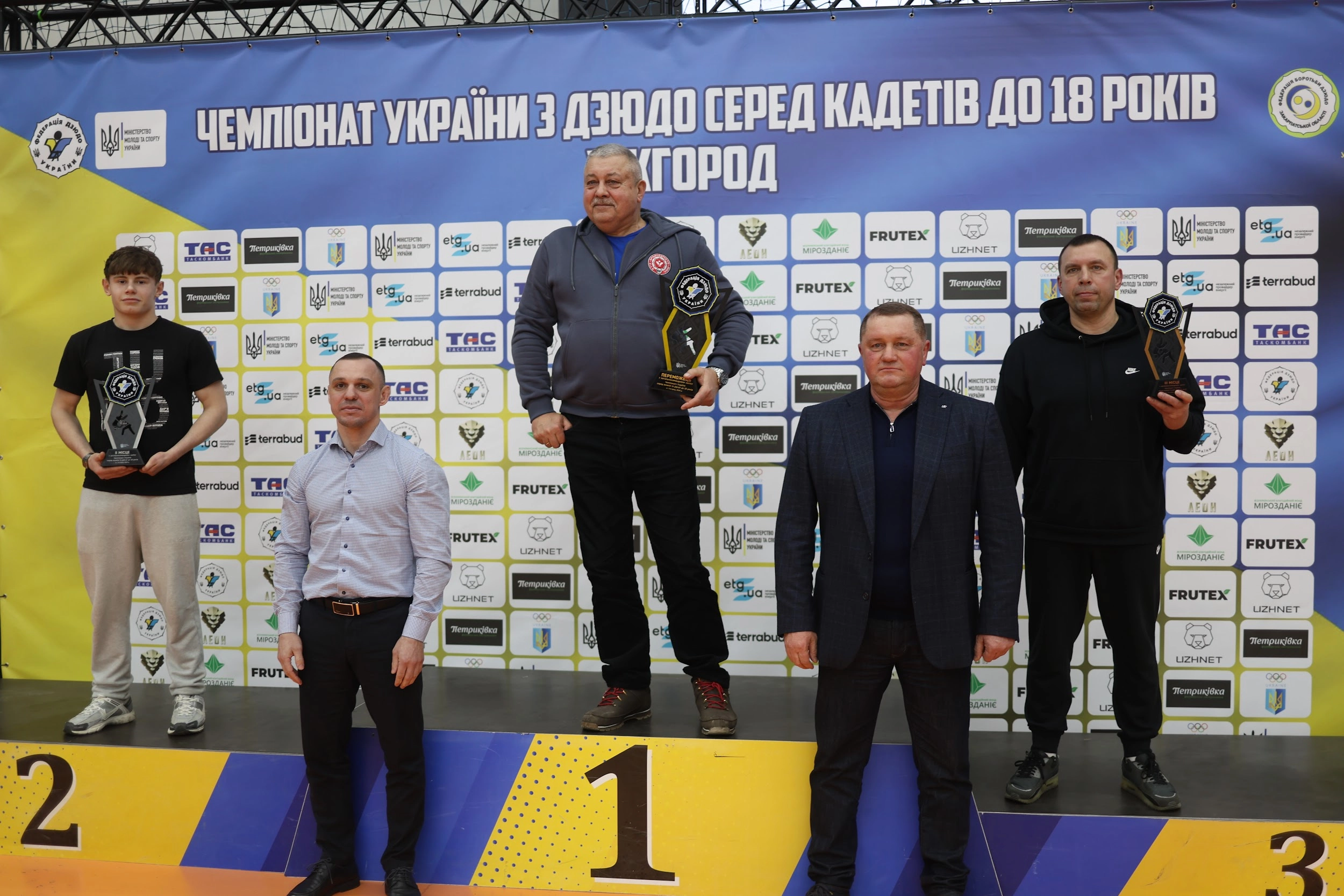 Чемпіони на п'єдесталі пошани після змагань з дзюдо серед кадетів в Ужгороді, тримаючи нагороди
