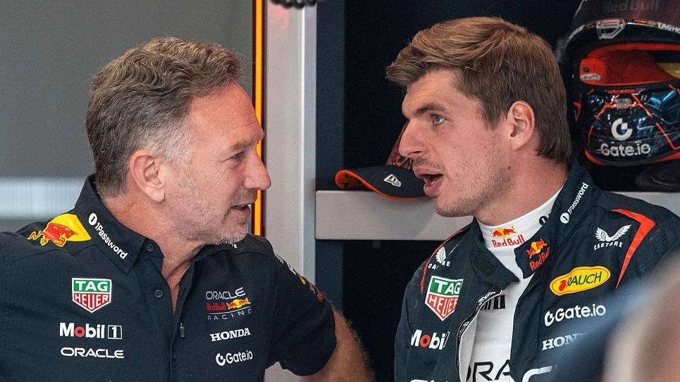 Крістіан Хорнер обговорює з Максом Ферстаппеном у гаражі команди Red Bull під час гоночного вікенду