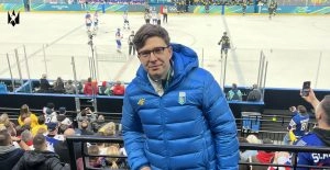 Керівник медичного департаменту ФХУ на трибуні хокейного матчу під час Зимових Олімпійських ігор