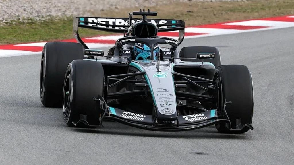 Болід Williams 2026 на трасі, нова ліврея, спрощена версія цьогорічного автомобіля