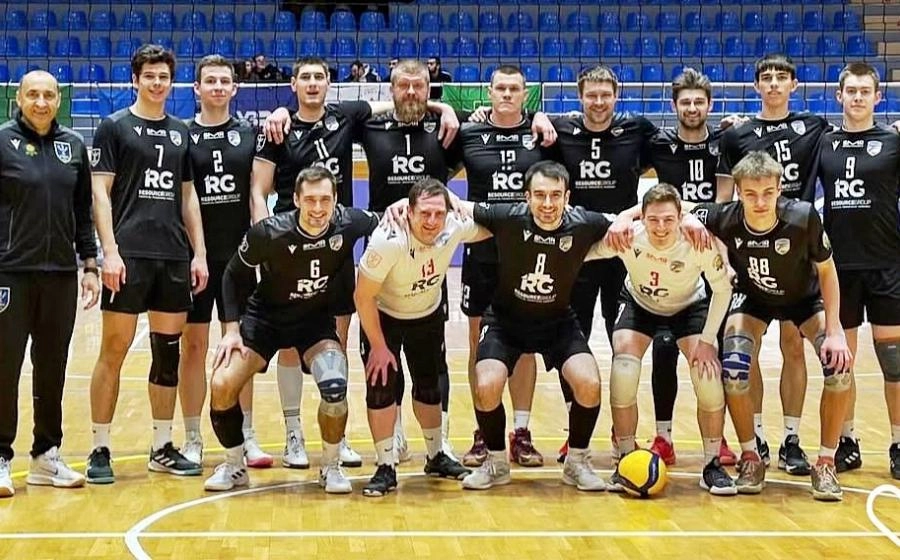 Волейбольна команда у чорній формі позує на майданчику після переможного матчу у Вінниці