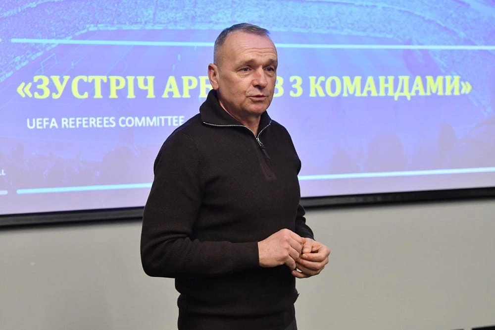 Тренер виступає на семінарі для тренерів Ліги майбутнього, обговорюючи зміни в правилах гри