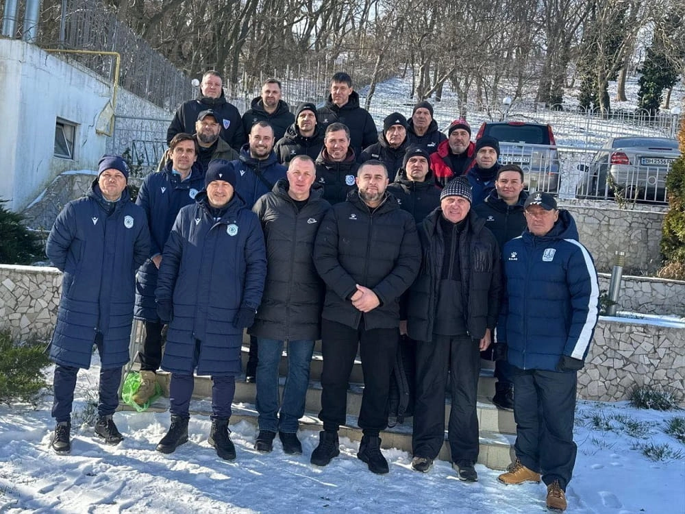 Група тренерів на семінарі ВЗА УАФ у зимовому одязі на фоні засніженого пейзажу