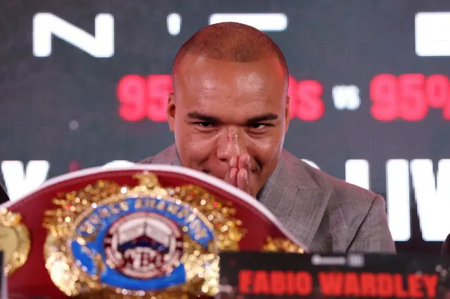 Фабіо Вордлі посміхається за чемпіонським поясом під час пресконференції