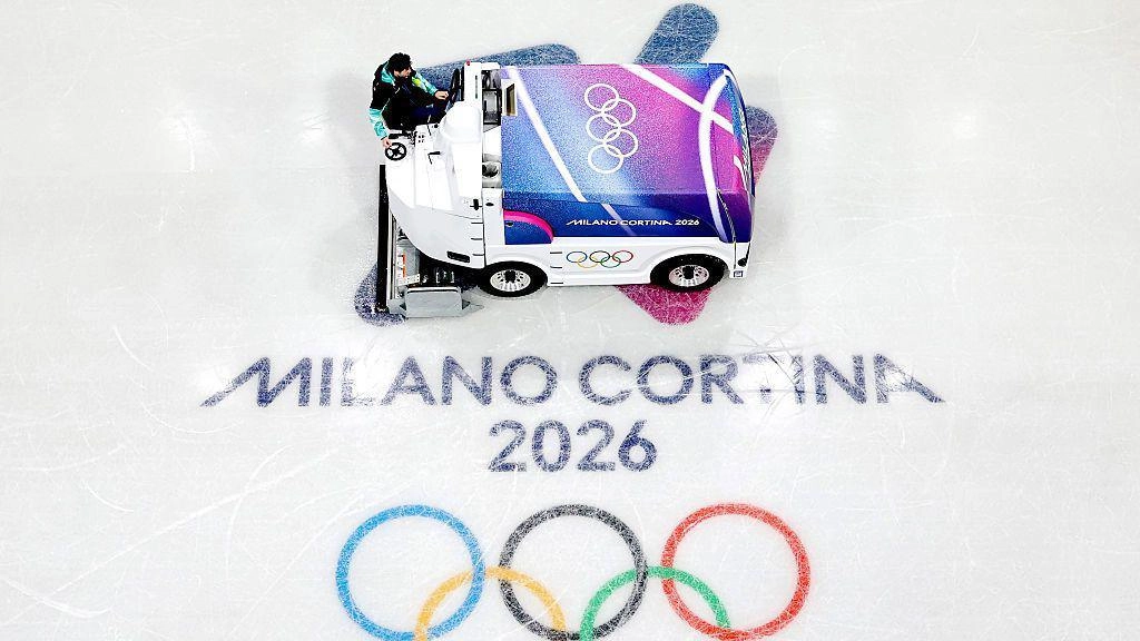 Льодова машина обслуговує арену з логотипом Мілан-Кортіна 2026 та олімпійськими кільцями на льоду