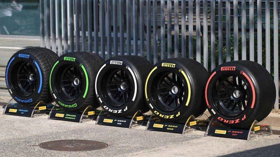 П'ять різних типів шин Pirelli для Формули 1 на тротуарі, кожна з кольоровим маркуванням