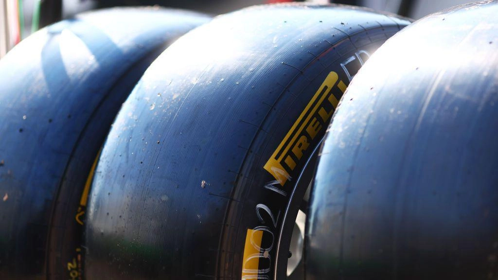 Три гладкі гоночні шини Pirelli для Формули 1 на 18-дюймових колесах, крупний план