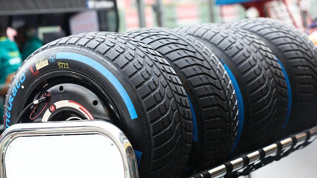 Кілька шин Pirelli з протектором на металевій платформі, готові до використання на гоночному вікенді F1